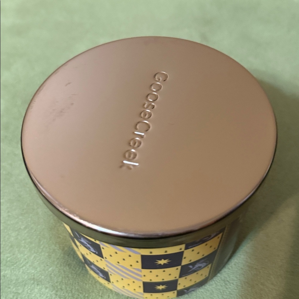 GooseCreek Harry Potter Hufflepuff Candle - Picture 10 of 10